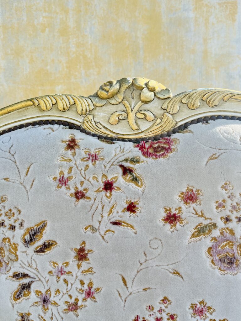 Détail floral de la tête de lit de style Louis XV